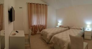 Habitación con cama extragrande y vistas al jardín