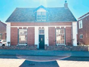 30 steps to sand.. Light and spacious family villa