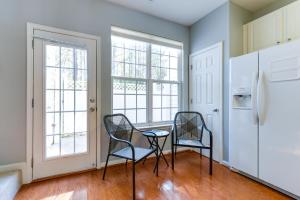 Townhome with Community Pool 11 Mi to Dtwn Raleigh!