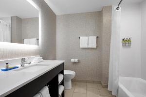 Holiday Inn Express & Suites Woodside LaGuardia Airport