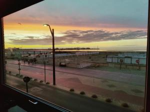 Seaview Heist: 3-Bedroom Flat by the Beach