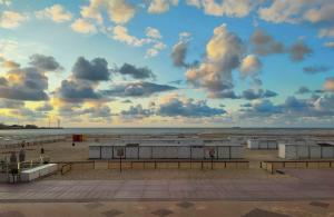 Seaview Heist: 3-Bedroom Flat by the Beach