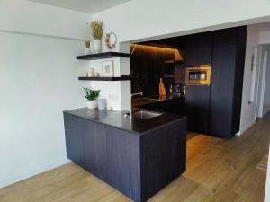 Seaview Heist: 3-Bedroom Flat by the Beach