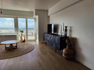 Seaview Heist: 3-Bedroom Flat by the Beach