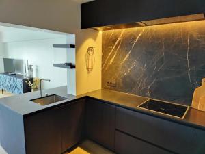 Seaview Heist: 3-Bedroom Flat by the Beach