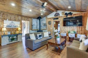 9 Mi to Bass Lake: Cabin w Fire Pit in Wishon!