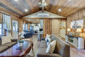 9 Mi to Bass Lake: Cabin w Fire Pit in Wishon!