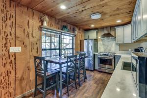9 Mi to Bass Lake: Cabin w Fire Pit in Wishon!