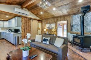 9 Mi to Bass Lake: Cabin w Fire Pit in Wishon!