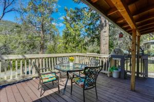 9 Mi to Bass Lake: Cabin w Fire Pit in Wishon!