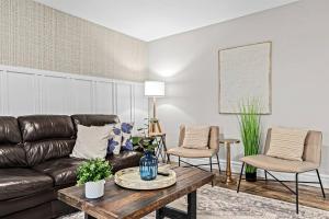 Prime Location King! Bed near Mt Clemens Downtown