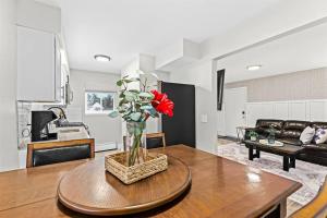 Prime Location King! Bed near Mt Clemens Downtown