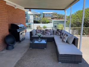 Cheerful Beach house at Redhead Beach