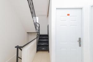 RedDoorz near Pasar Lama Serang