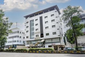 Super Townhouse OAK Regal Inn Near Sant Tukaram Nagar Metro Station