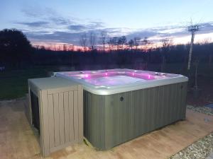 Maisons de vacances Gite de Charme 4 Etoiles avec Jacuzzi - JURA : photos des chambres