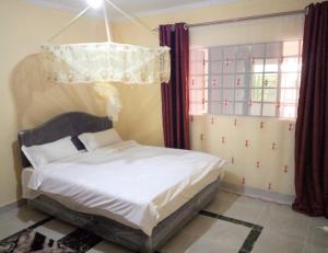 Roma Stays- Stylish modern twoone bedroom in Busia (near Weighbridge)