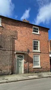 Hurdley House-Georgian Town House - Llandyssil