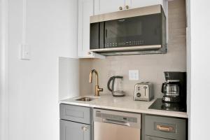 Brookline Studio w Elevator Gym nr Green Line BOS-484