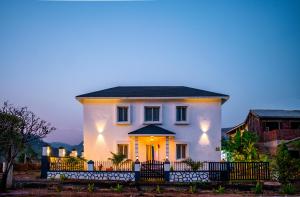 Spicy Mango Villa Gardena - Luxurious Villa In Karjat