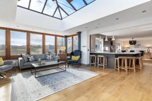 Oaktree Lodge - Luxury Cottage, Hot Tub, Sea Views - Ubytování bez kategorie ve městě Saundersfoot