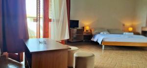 Bungalow with balcony and sea view room in FKK Ada Bojana