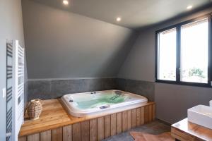 Maisons d'hotes Au Coeur Du Village : Suite avec Jacuzzi