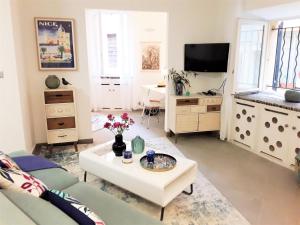 Appartements LA FONTAINE AP4355 By Riviera Holiday Homes : photos des chambres
