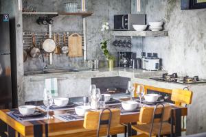 Stylish Pool Villa - 10 Mins Walk To The Beach