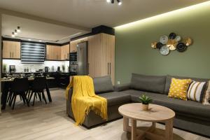 Stylishly decorated house - Free Private Parking & Fibre Internet!