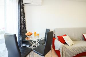 Schöne Wohnung mit Pool , Wi-Fi und privat Garage