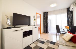 Schöne Wohnung mit Pool , Wi-Fi und privat Garage