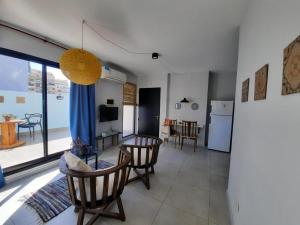 Impecable ambiente con terraza privada
