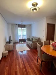 Piso céntrico a 10 min de la playa con garaje incluido - Campijo