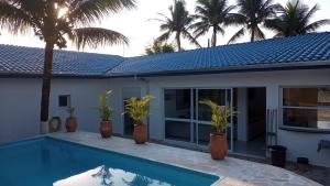 Casa c piscna em cond. fechado