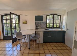 Eucalyptus, calme entouré de verdure et près de la mer