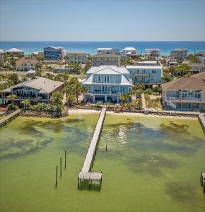 Six-Bedroom Holiday Home room in 117 Via de Luna Dr.