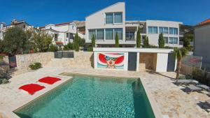 BELA - Apartment Baska mit Balkon und großzügiger Poolarea