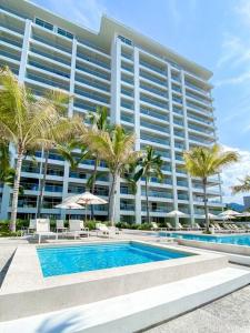 Large Beach Front 2bed2bath Condo: Save $50+nt!
