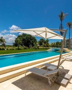 Golf & Lake View Oasis •Private Jacuzzi •Hard Rock