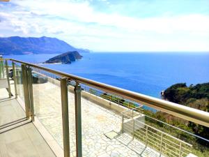 Skyline View Apt & Pool Retreat