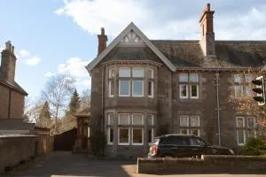 3 Bedroom villa attached to Host home free parking - Balbeggie