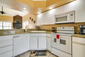 Branson Condo with Pool 2 Mi to Table Rock Lake