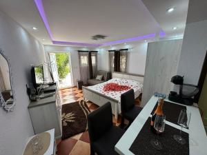 Sunshine Apartment with Private Pool and Parking