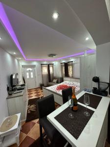 Sunshine Apartment with Private Pool and Parking