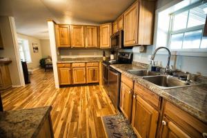 Gigis Spacious Lakefront with Boat Ramp Access!! Newly Remodeled, Sleeps 8!