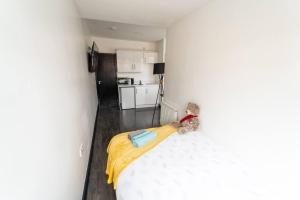 Stunning studio next to restaurants!