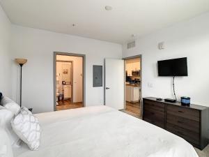 King Bed And Close To Disney