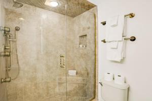 Beautiful Condo with Gorgeous Ocean Views from Balcony + Shared Pool & Free WiFi