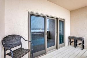 Beautiful Condo with Gorgeous Ocean Views from Balcony + Shared Pool & Free WiFi